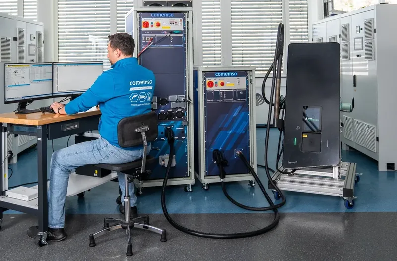 DC-Ladestation, die für EVSE-Prüfungen mit einem EVCA-Flex-Laboraufbau verbunden ist