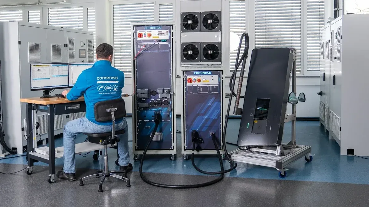comemso-System zur EVSE-Laborvalidierung mit Ladestation und synchronisierter Entwicklungssoftware