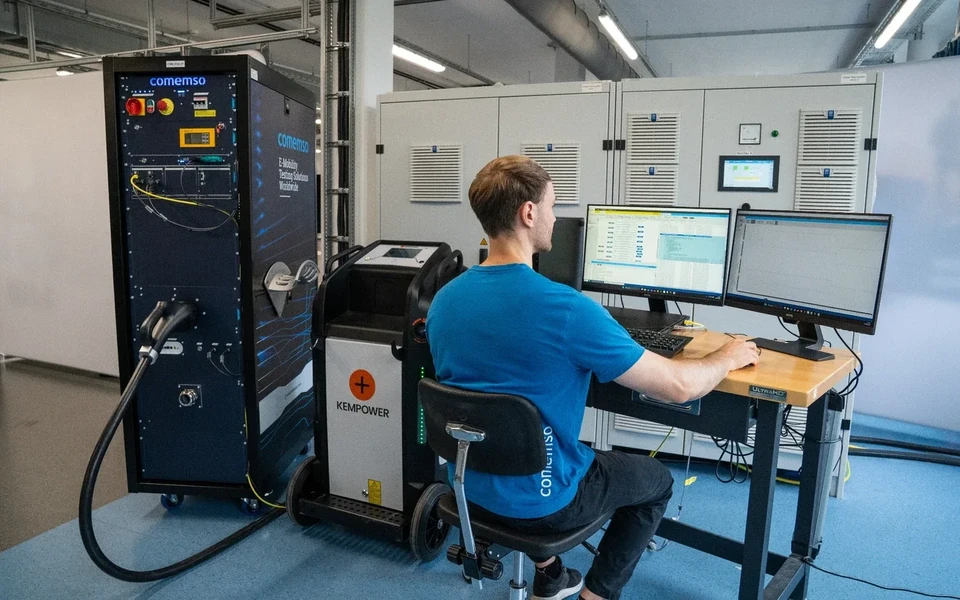 Ein Ingenieur analysiert einen MCS-Ladetest mit EVCA MCS und gesteuerter Leistungshardware