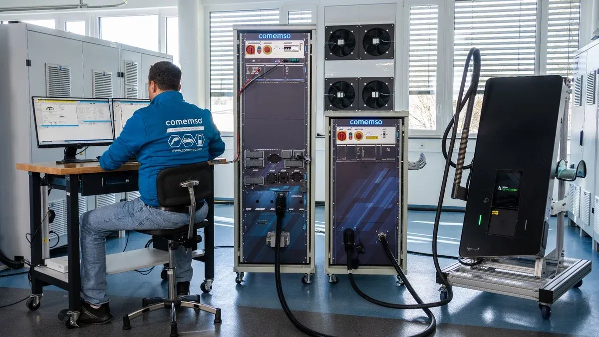 comemso-Ingenieur bei der Arbeit mit Mess- und Prüftechnik in Ostfildern