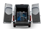 Easy-Chester-Calimera-Kalibriertechnik im Transporter mit geöffneten Hecktüren