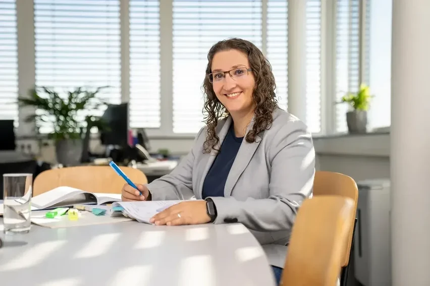 Dipl.-Ing. (FH) Anita Athanasas bei der Arbeit mit technischen Normendokumenten bei comemso