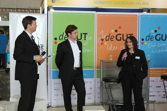 Anita Athanasas stellt 2012 auf der deGUT die Geschichte des Battery Cell Simulator vor, nachdem comemso als KfW GründerChampion für Baden-Württemberg ausgezeichnet wurde