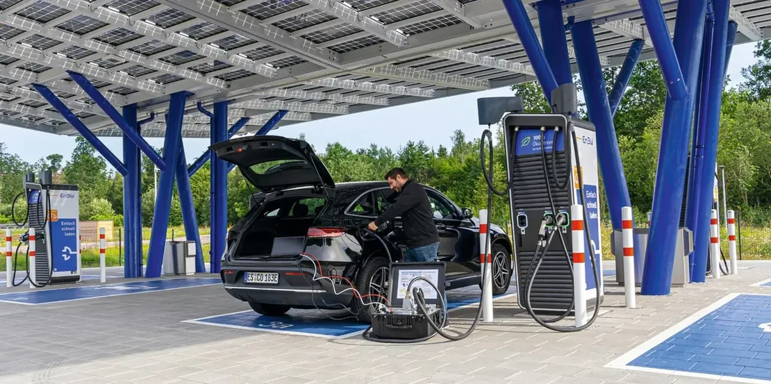 EVCA Interop zwischen einem realen Elektrofahrzeug und einer öffentlichen DC-Ladestation während einer Interoperabilitätsuntersuchung