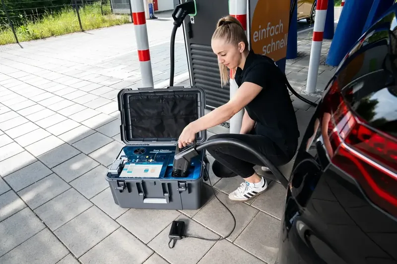 Techniker schließt Easy Chester bei einer Prüfung vor Ort an eine Ladeschnittstelle an