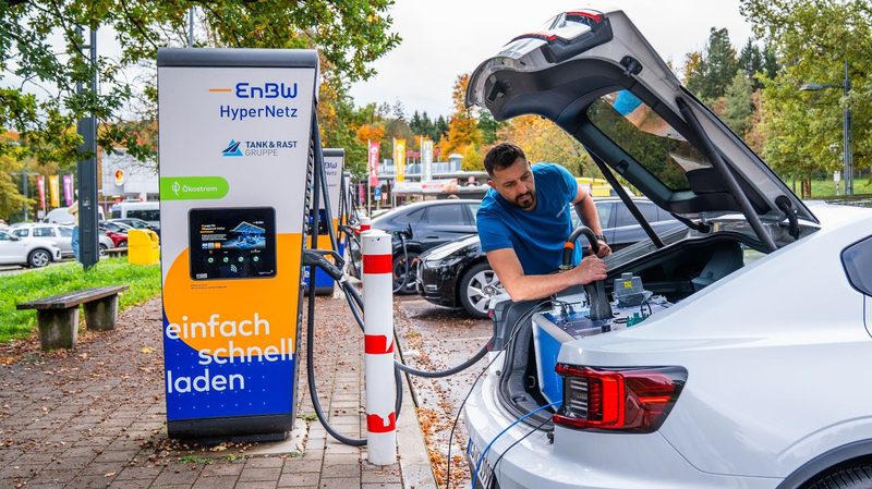 Reales Fahrzeug und reale Ladestation während einer Interoperabilitätsmessung verbunden