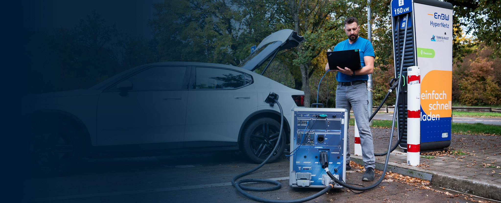 Ingenieur analysiert einen Ladevorgang mit einem comemso-Ladeanalysator an einer öffentlichen Ladestation