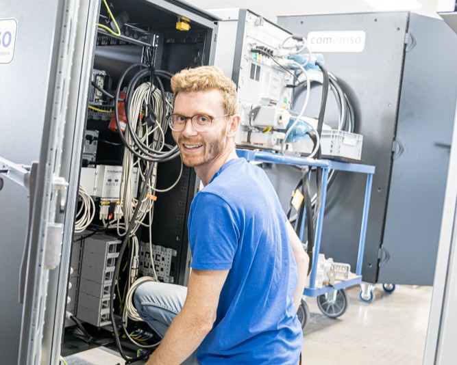 Montage und Verkabelung bei comemso, anschließend Prüfung des vollständigen Systems.